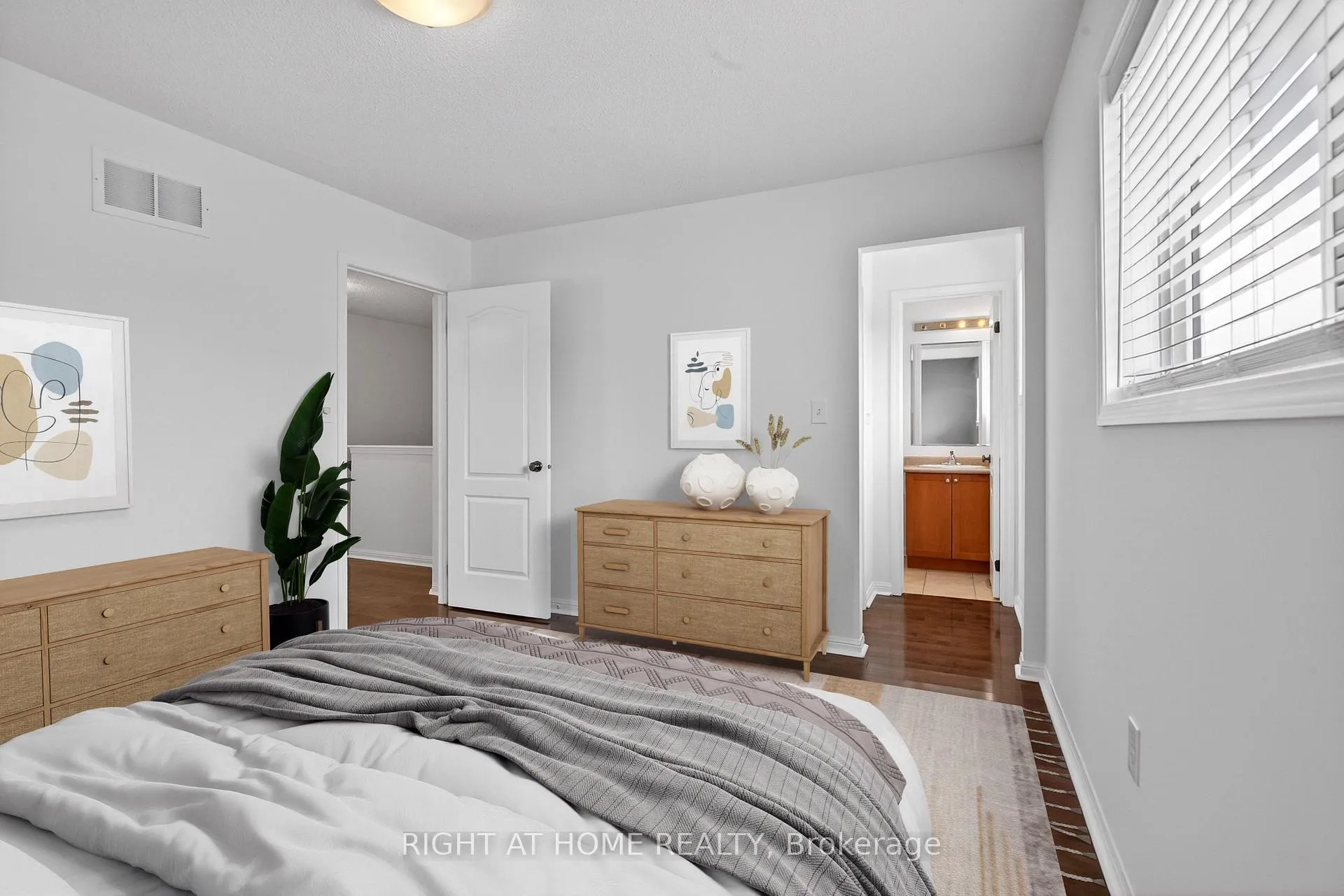 Photo 15 of 4063 Donnic Drive, Burlington, Alton — HOMEH
