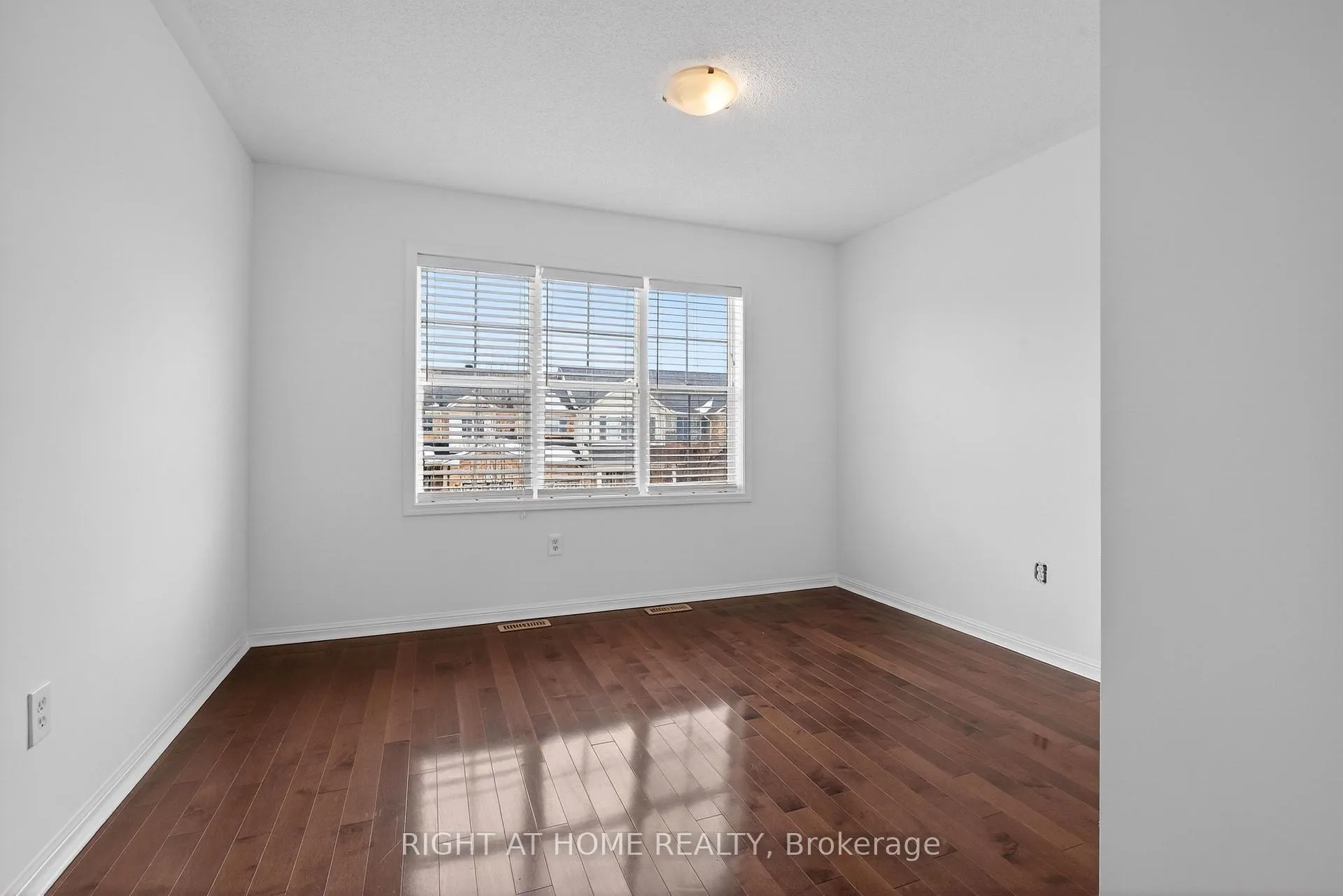 Photo 18 of 4063 Donnic Drive, Burlington, Alton — HOMEH