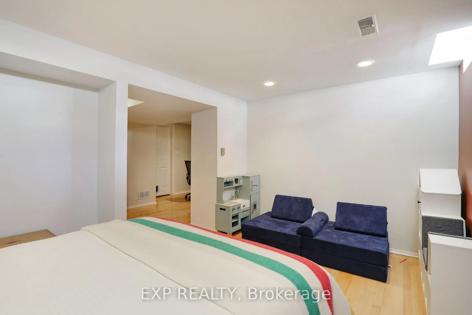 Photo 28 of 39 Barra Avenue, Ottawa, Kanata - Glencairn/Hazeldean — HOMEH