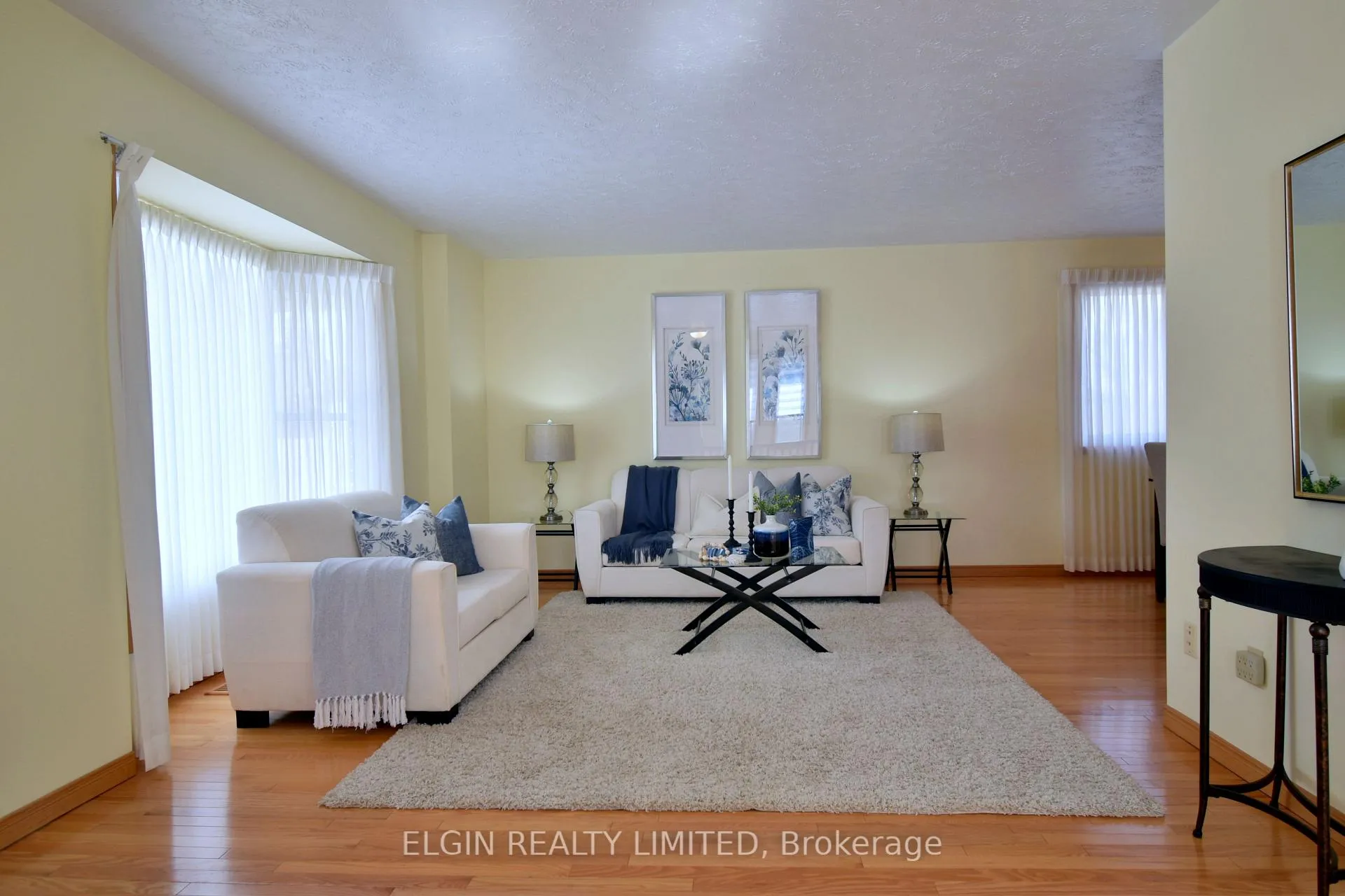 Photo 3 of 10 Palmer Court, St. Thomas — HOMEH