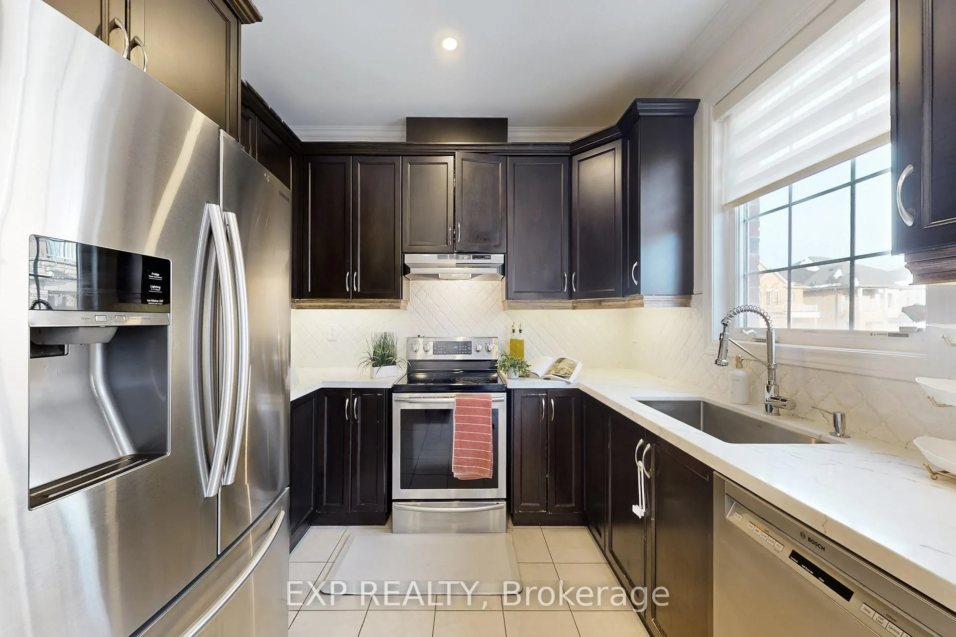 Photo 8 of 61 Buchanan Crescent, Brampton, Credit Valley — HOMEH