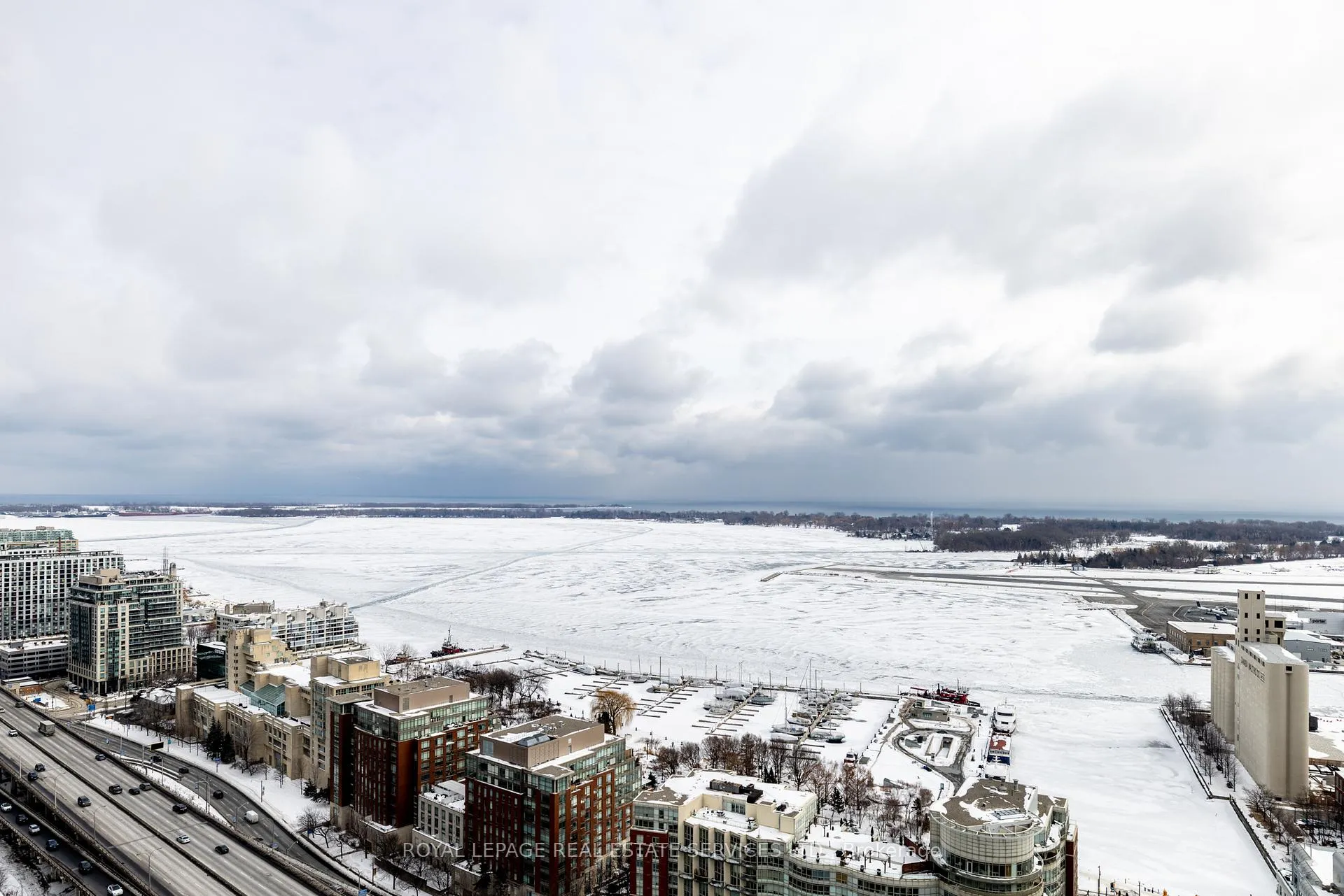 Photo 3 of Unit 3903, 75 Queens Wharf Road, Toronto, Waterfront Communities — HOMEH
