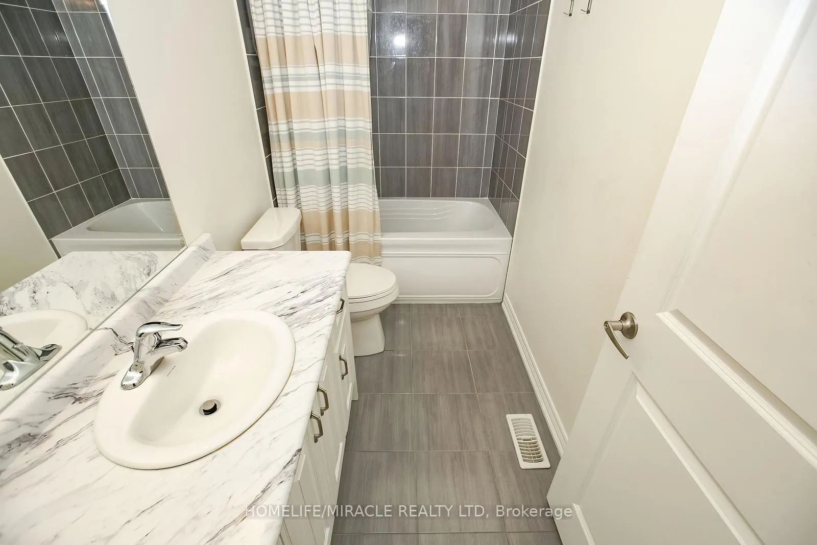 Photo 28 of 131 Kingsmere Crescent, New Tecumseth, Alliston — HOMEH