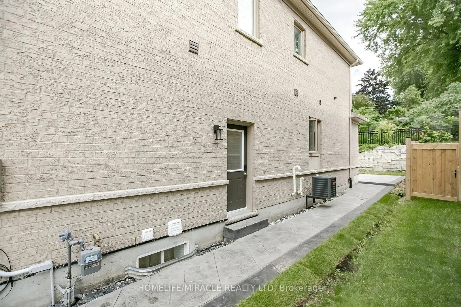 Photo 48 of 131 Kingsmere Crescent, New Tecumseth, Alliston — HOMEH