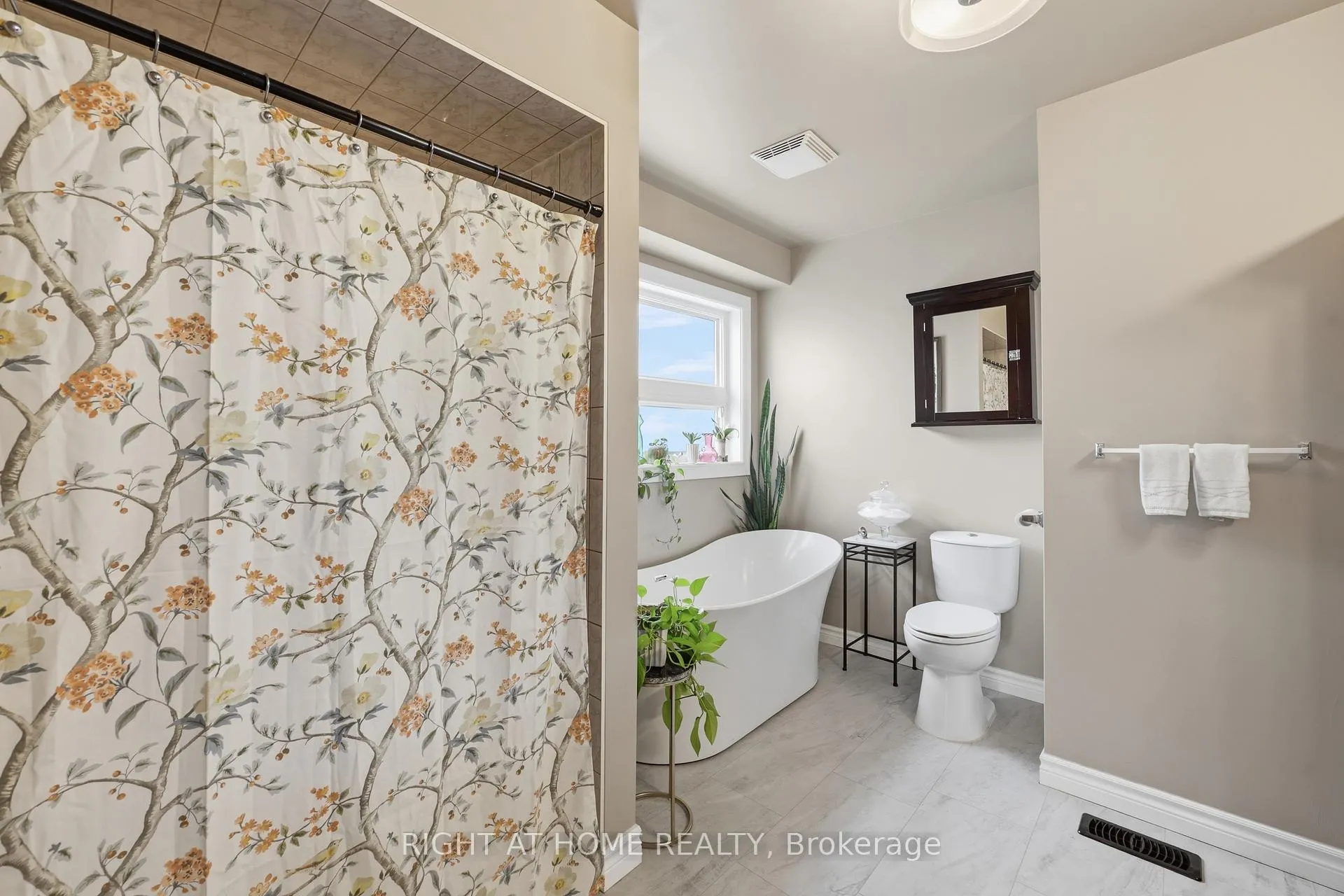 Photo 25 of 42 Webb Avenue, Brantford — HOMEH