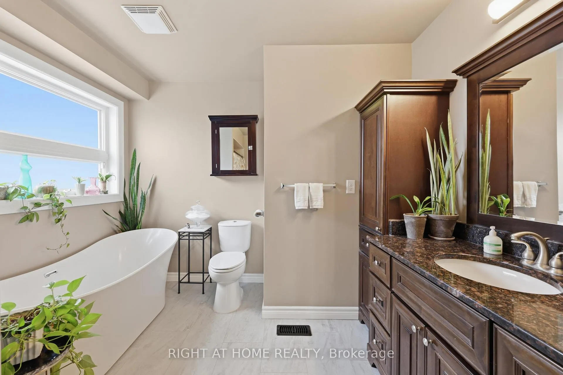 Photo 27 of 42 Webb Avenue, Brantford — HOMEH