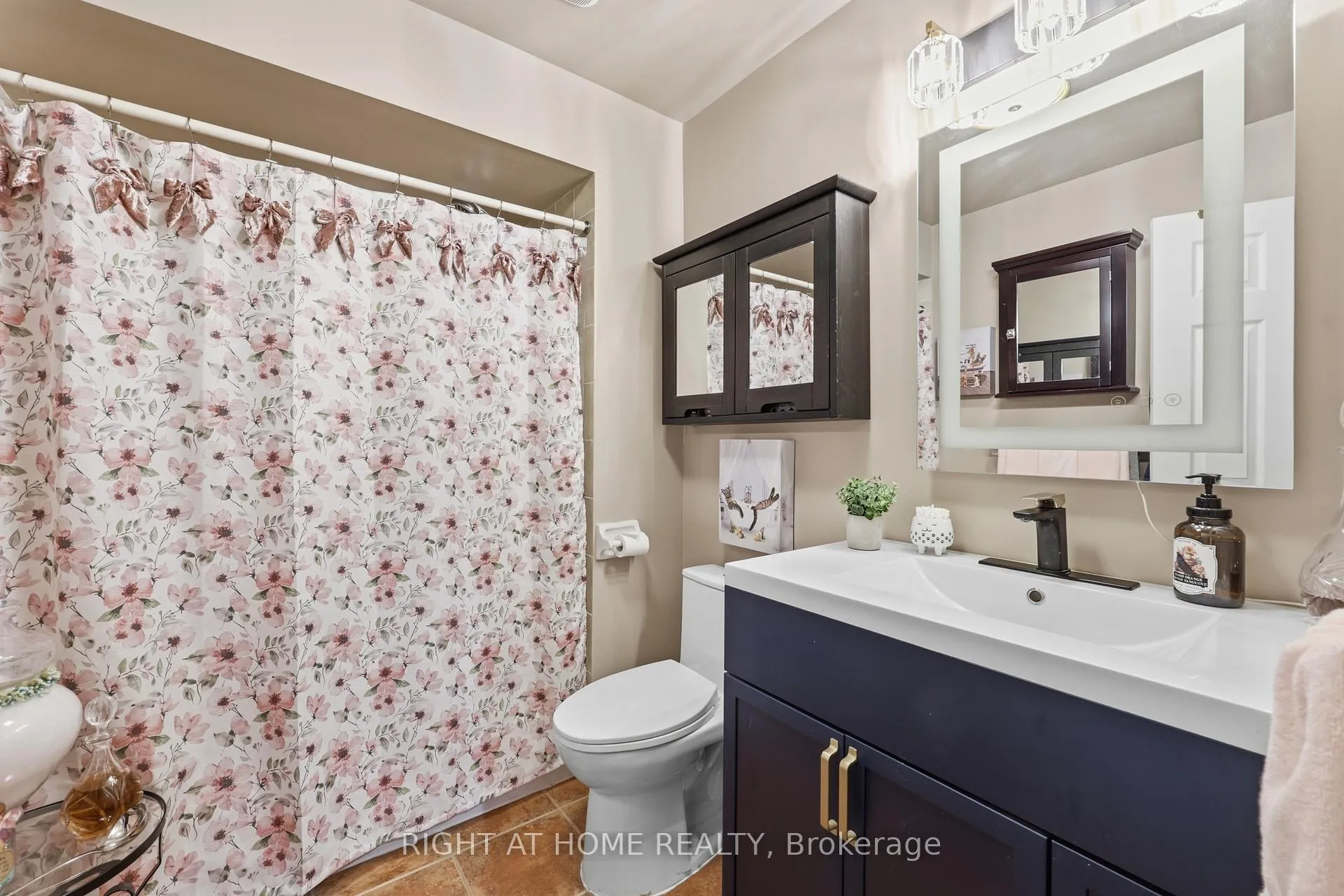 Photo 32 of 42 Webb Avenue, Brantford — HOMEH