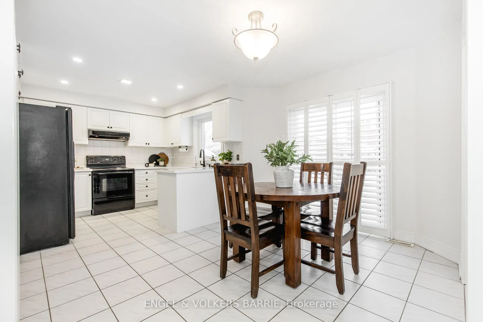 Photo 8 of 34 Bell Street, Barrie, Ardagh — HOMEH