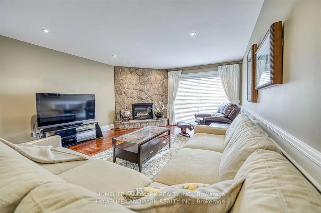 Photo 6 of 10 Prescott Court, Markham, Bayview Glen — HOMEH