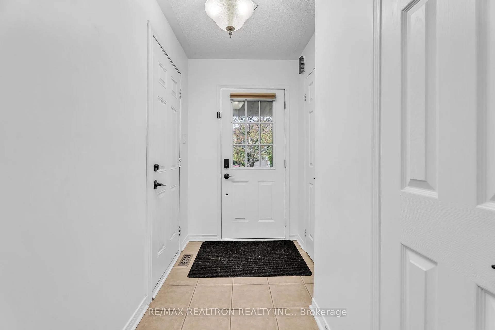 Photo 9 of 18 Beadle Drive, Ajax, South East — HOMEH