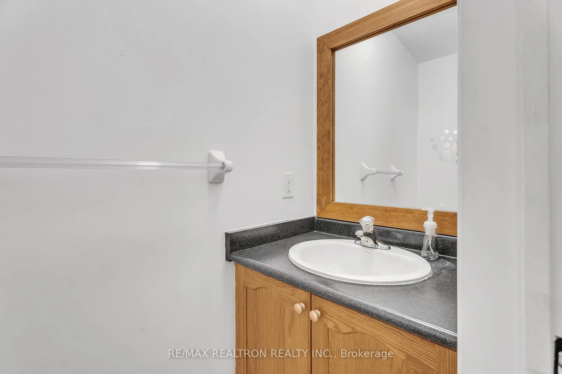 Photo 10 of 18 Beadle Drive, Ajax, South East — HOMEH
