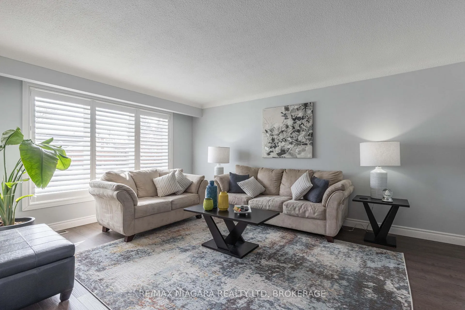 Photo 3 of 8225 Paddock Trail Drive, Niagara Falls, Ascot — HOMEH