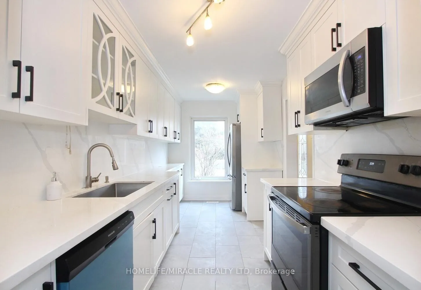 Photo 9 of 27 Craigleigh Crescent, Brampton, Avondale — HOMEH