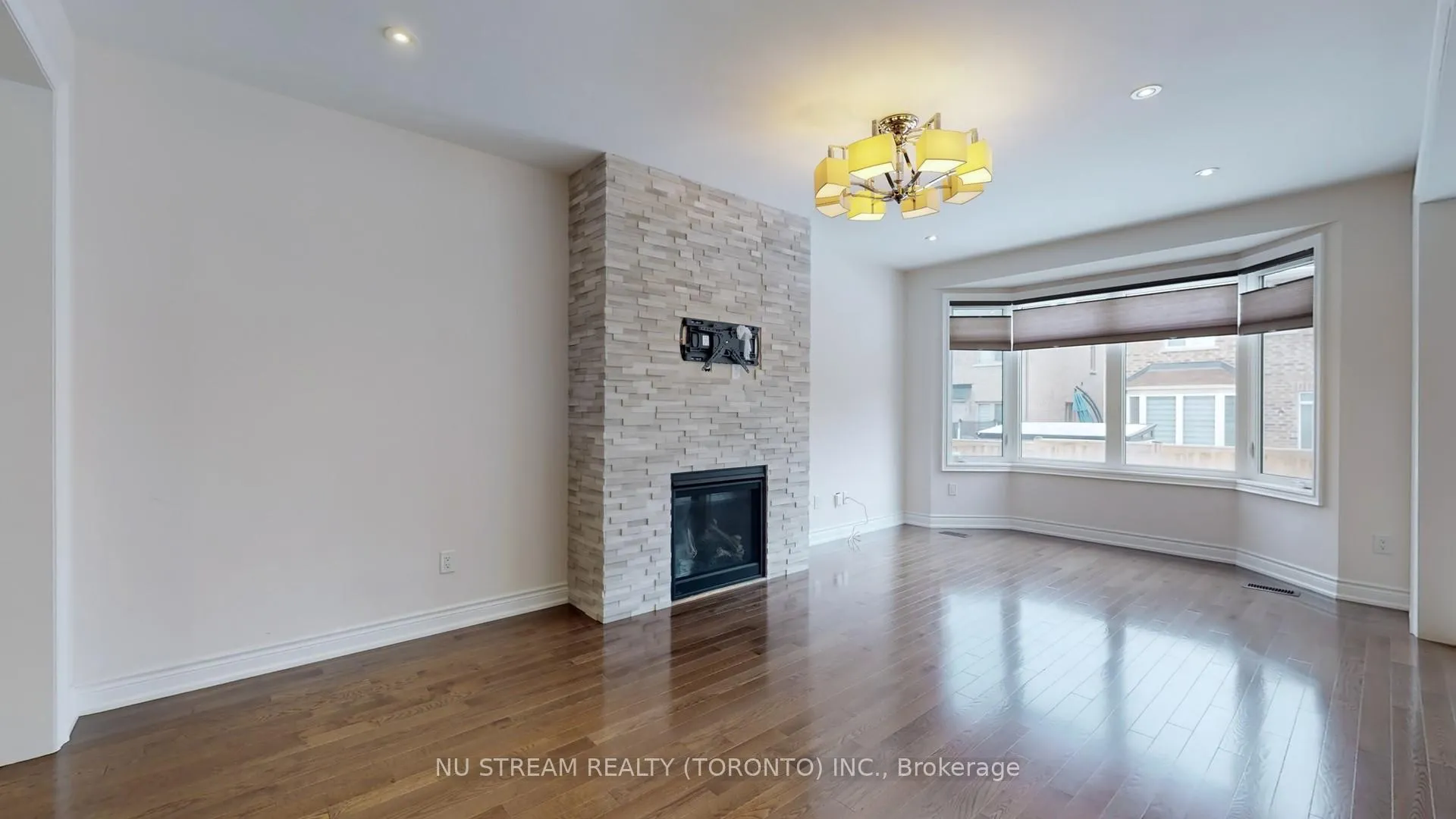 Photo 5 of 102 Beaconsfield Drive, Vaughan, Kleinburg — HOMEH
