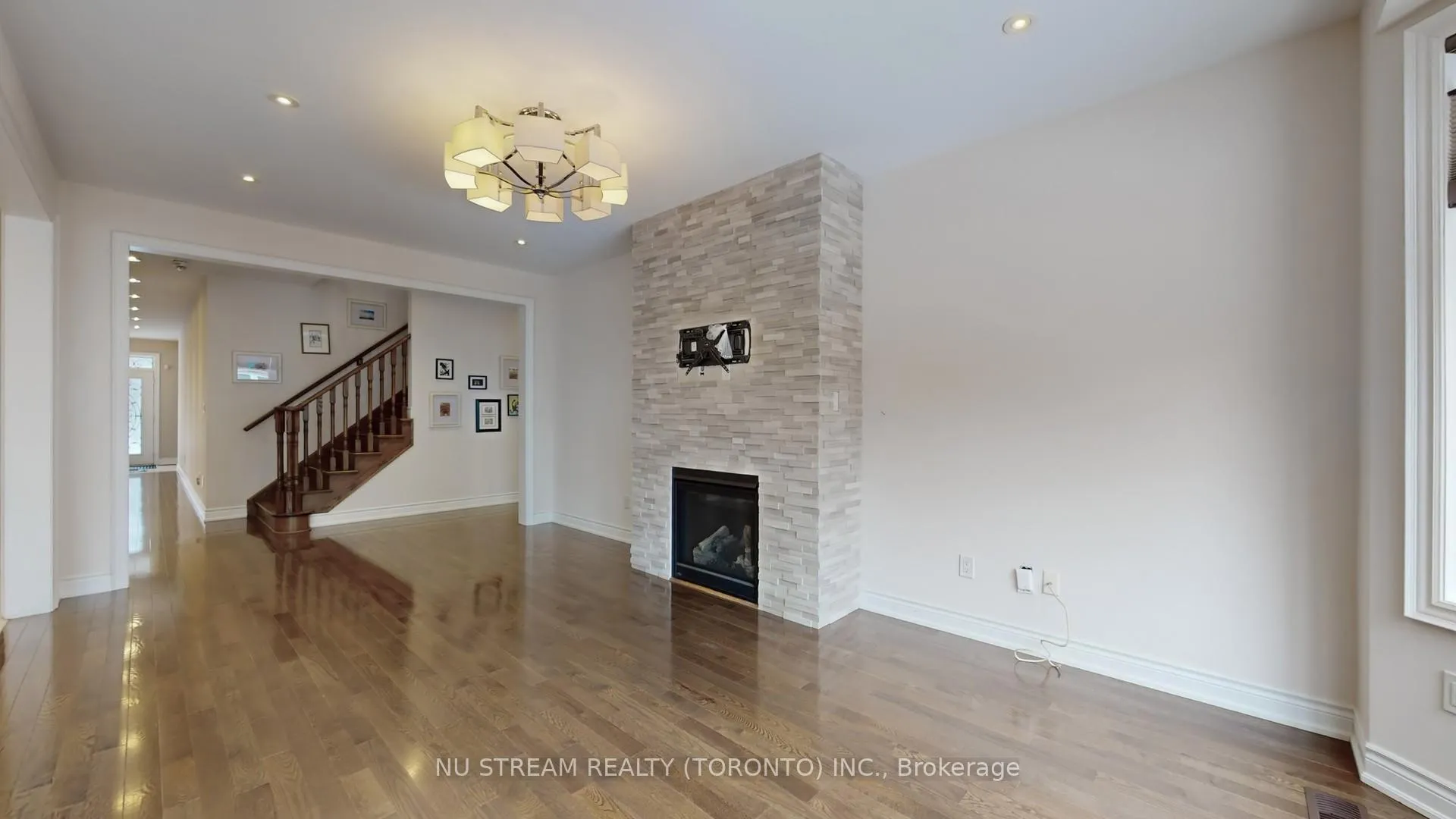 Photo 8 of 102 Beaconsfield Drive, Vaughan, Kleinburg — HOMEH
