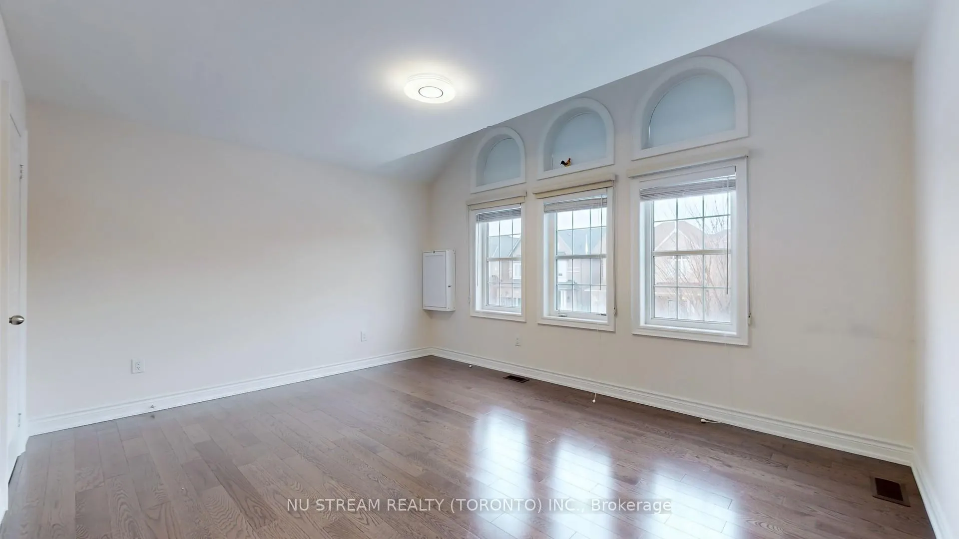 Photo 25 of 102 Beaconsfield Drive, Vaughan, Kleinburg — HOMEH