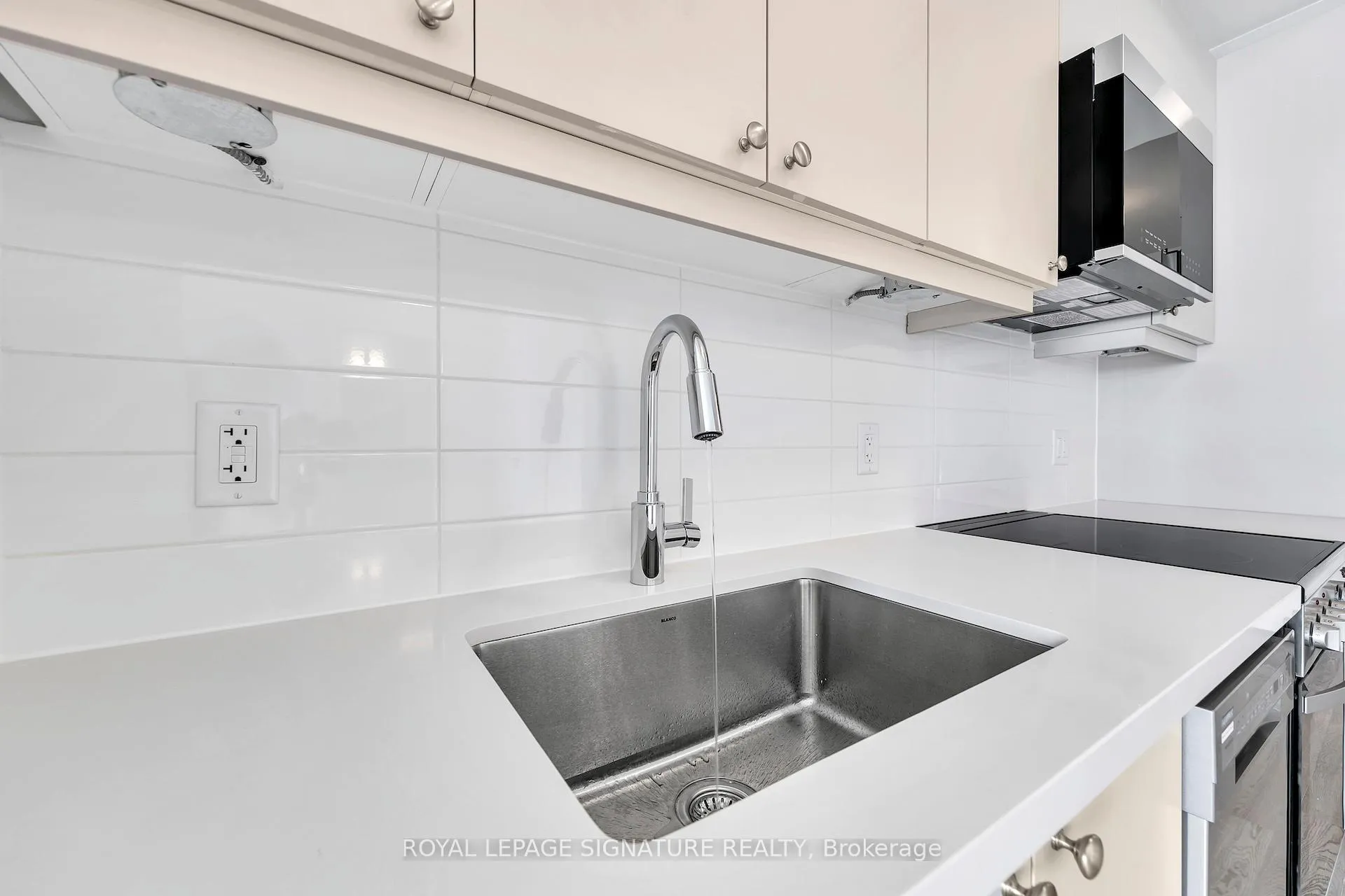 Photo 7 of Unit 325, 51 Clarington Boulevard, Clarington, Bowmanville — HOMEH
