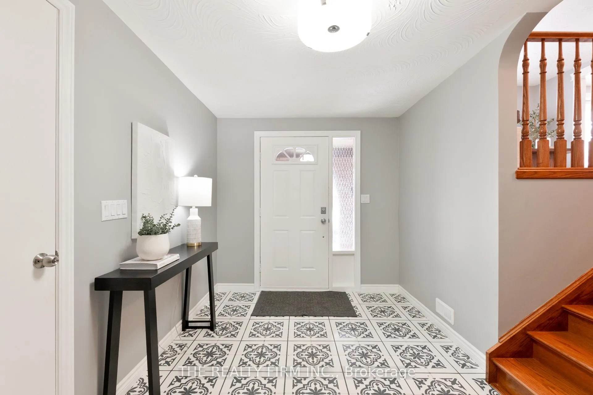 Photo 3 of 10 Westgate Avenue, Strathroy-Caradoc, SW — HOMEH