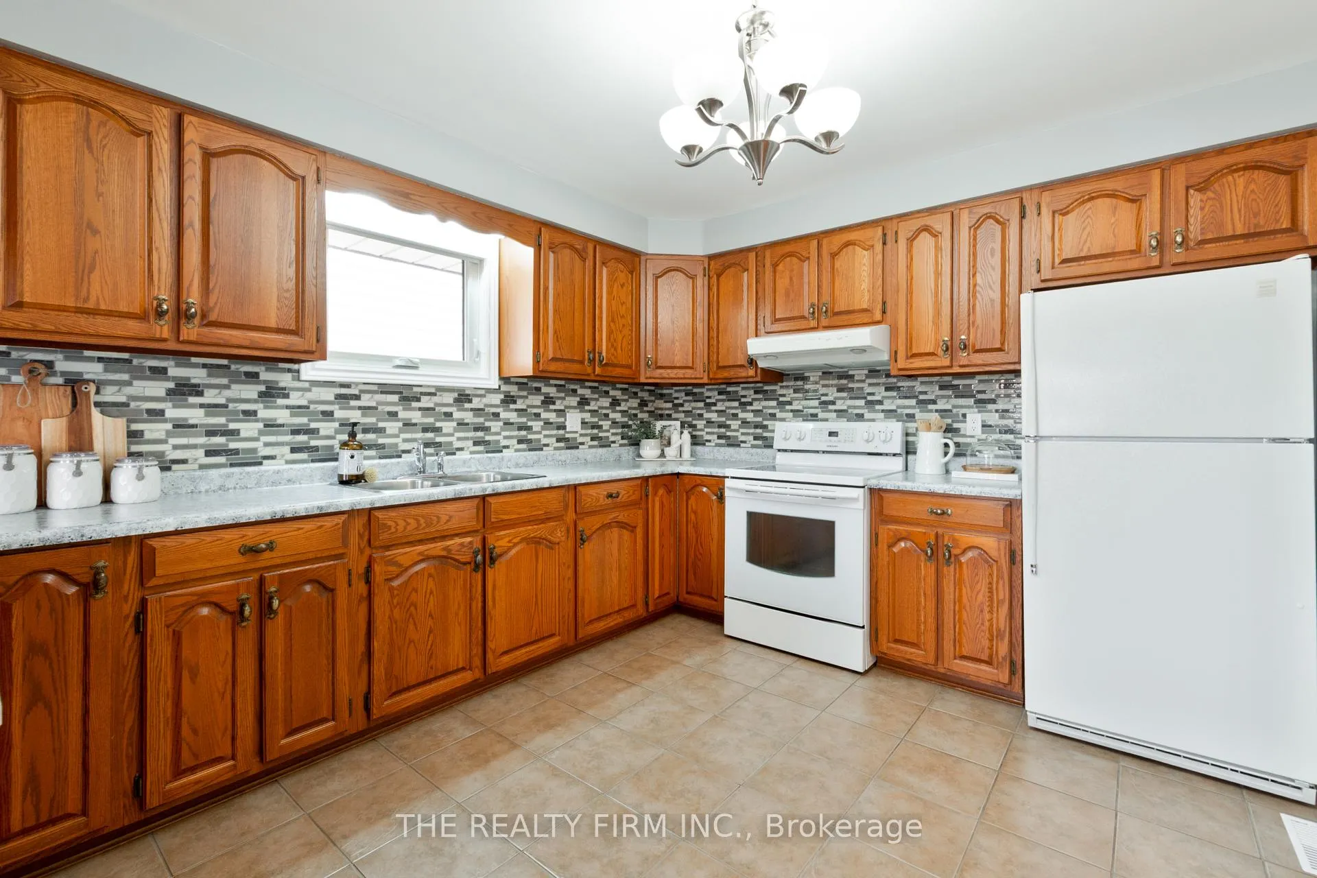 Photo 14 of 10 Westgate Avenue, Strathroy-Caradoc, SW — HOMEH
