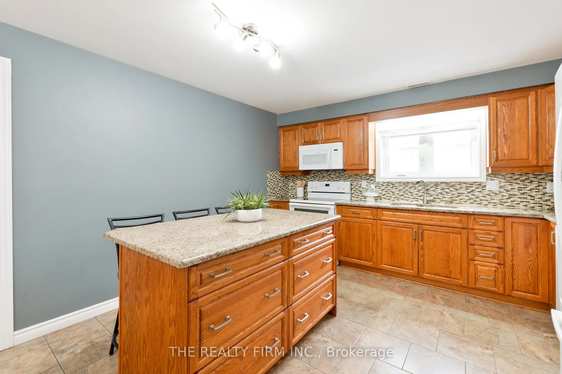 Photo 33 of 10 Westgate Avenue, Strathroy-Caradoc, SW — HOMEH