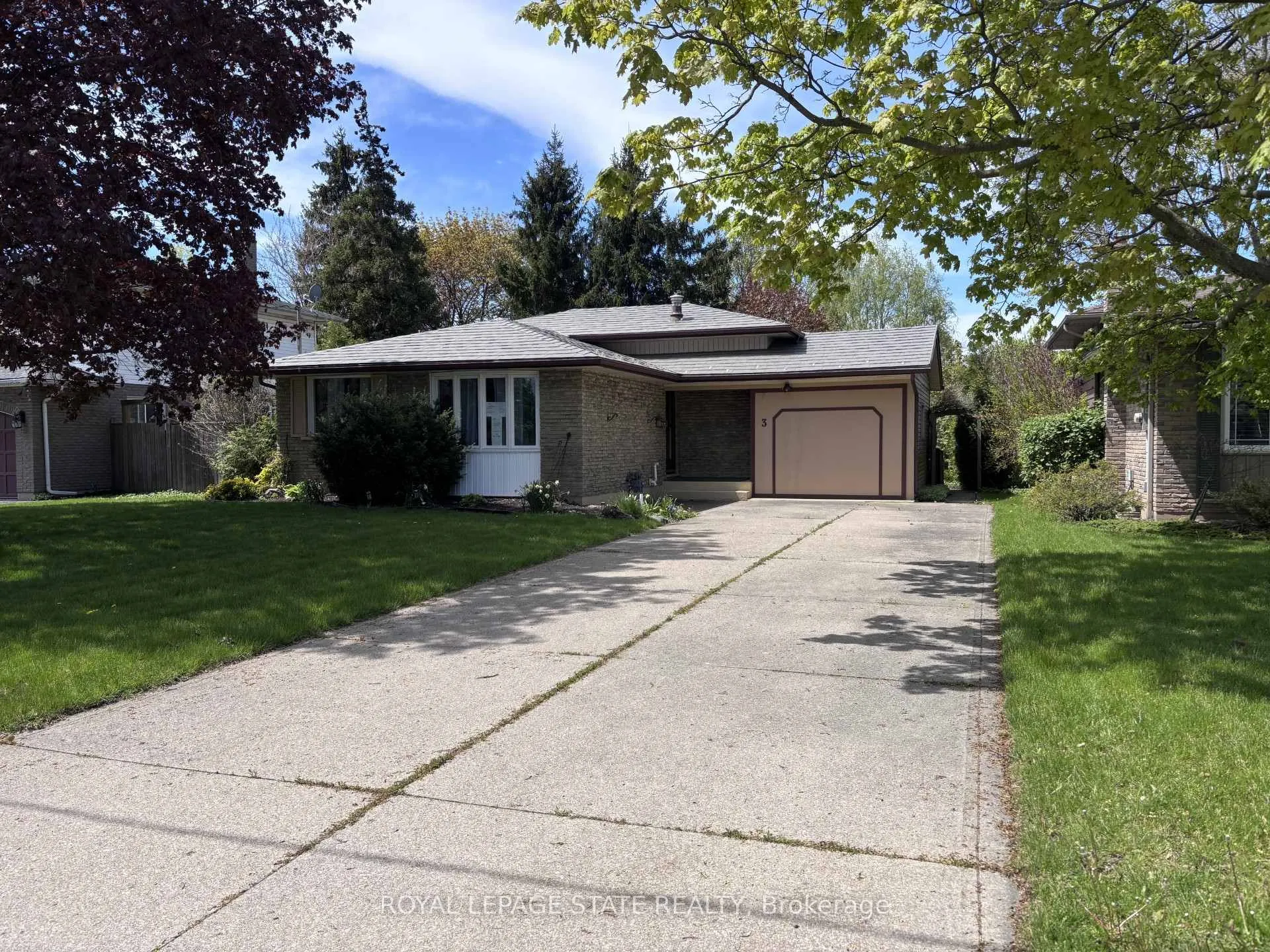 Front of 3 Governor Simcoe Drive