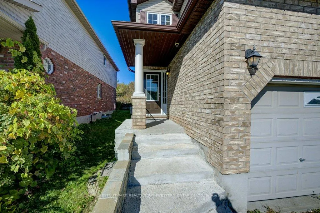 Photo 3 of 404 Tealby Crescent, Waterloo, Colonial Acres — HOMEH