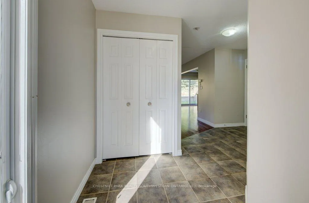 Photo 4 of 404 Tealby Crescent, Waterloo, Colonial Acres — HOMEH