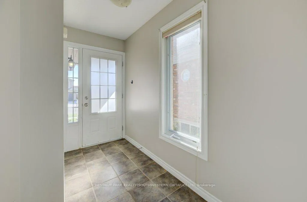 Photo 5 of 404 Tealby Crescent, Waterloo, Colonial Acres — HOMEH