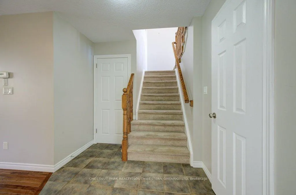 Photo 6 of 404 Tealby Crescent, Waterloo, Colonial Acres — HOMEH