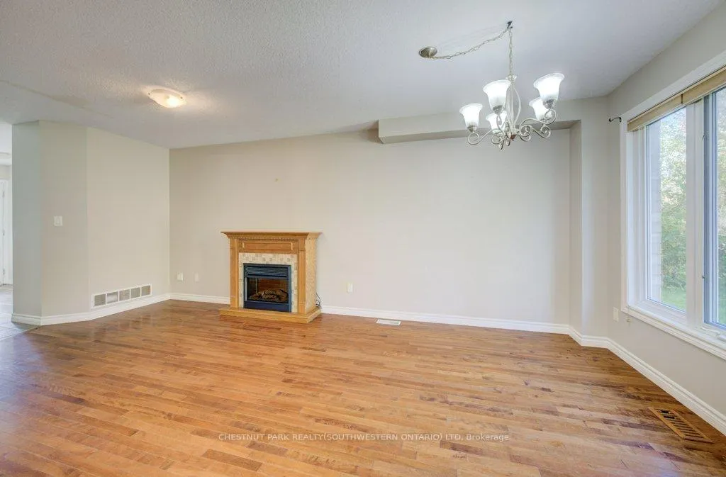 Photo 8 of 404 Tealby Crescent, Waterloo, Colonial Acres — HOMEH