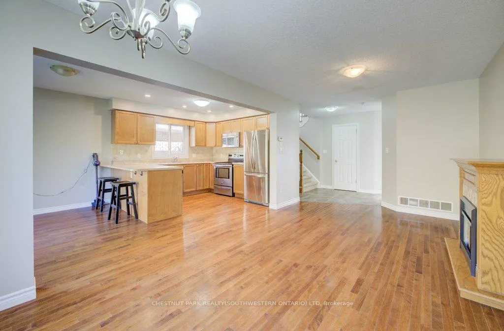 Photo 9 of 404 Tealby Crescent, Waterloo, Colonial Acres — HOMEH