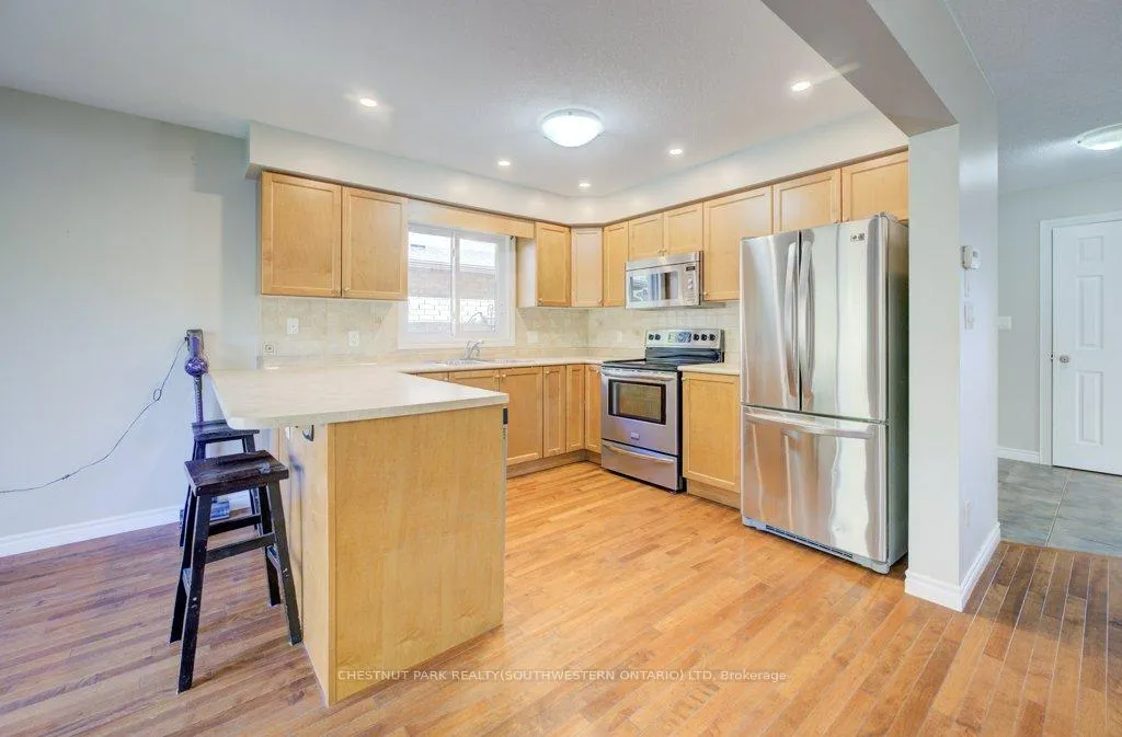 Photo 10 of 404 Tealby Crescent, Waterloo, Colonial Acres — HOMEH
