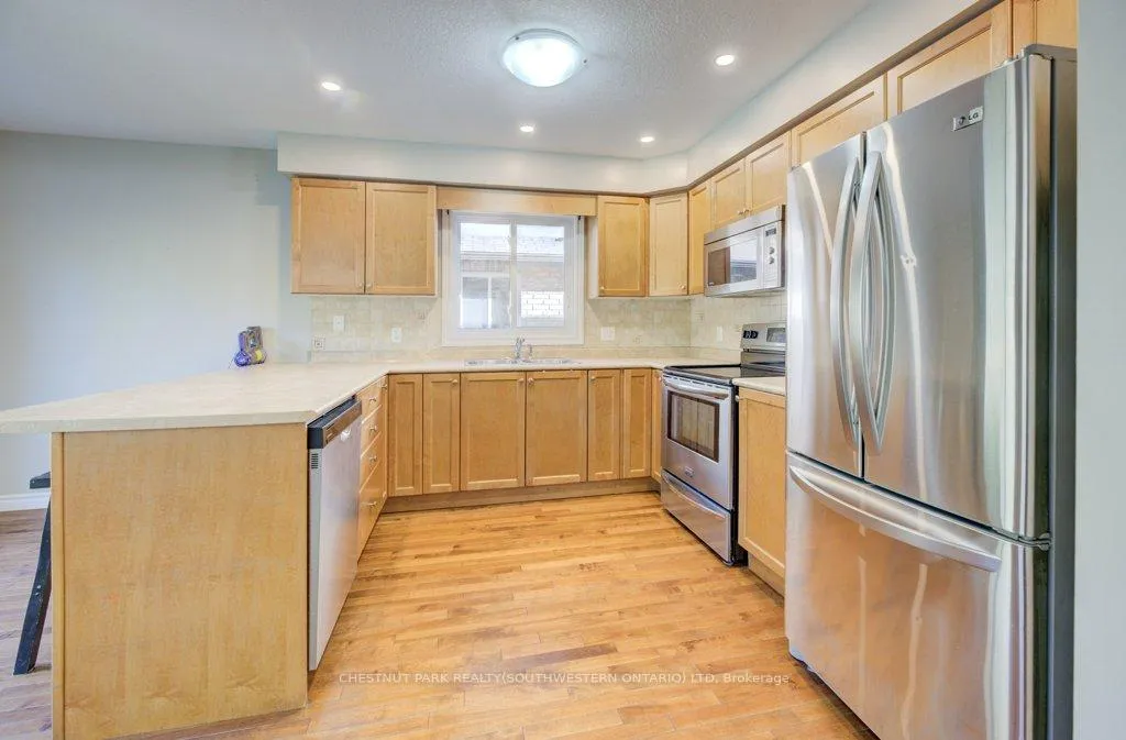 Photo 11 of 404 Tealby Crescent, Waterloo, Colonial Acres — HOMEH