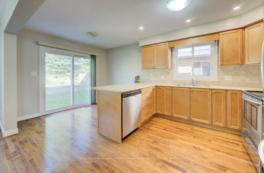 Photo 12 of 404 Tealby Crescent, Waterloo, Colonial Acres — HOMEH