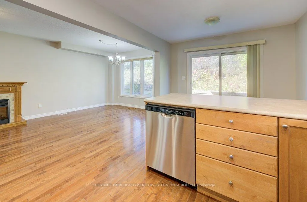 Photo 15 of 404 Tealby Crescent, Waterloo, Colonial Acres — HOMEH