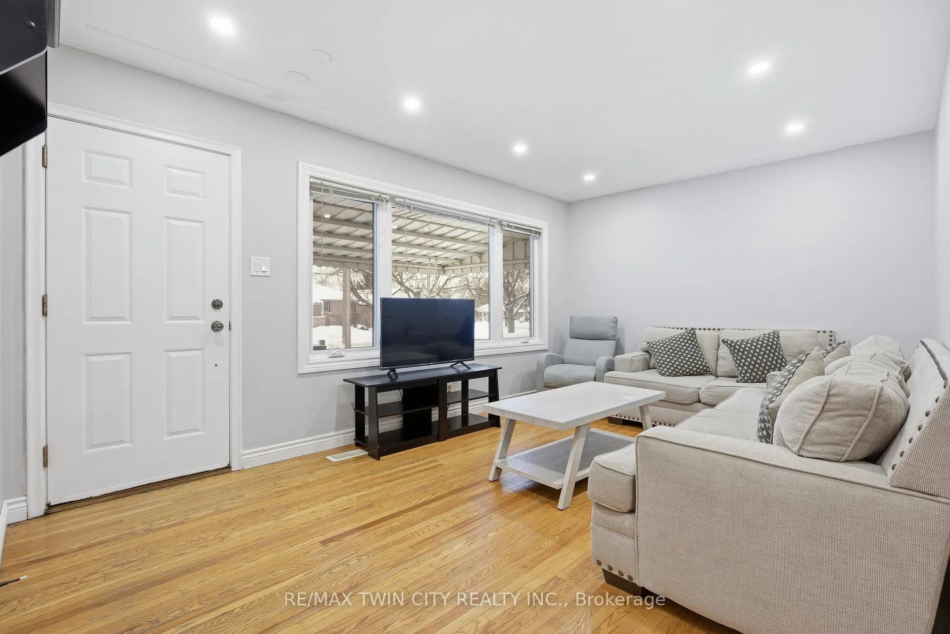 Photo 5 of 18 Harber Avenue, Kitchener — HOMEH