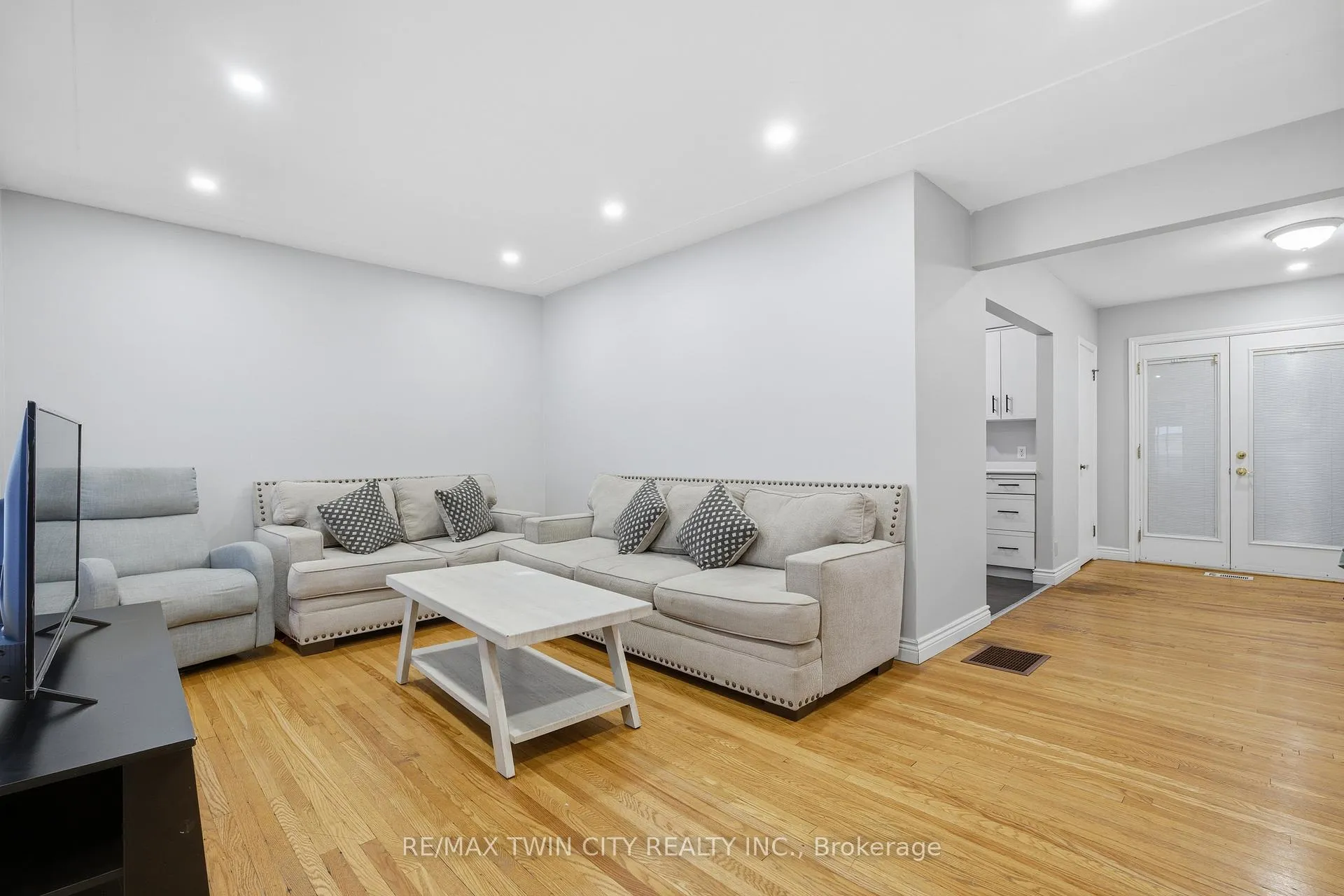 Photo 6 of 18 Harber Avenue, Kitchener — HOMEH