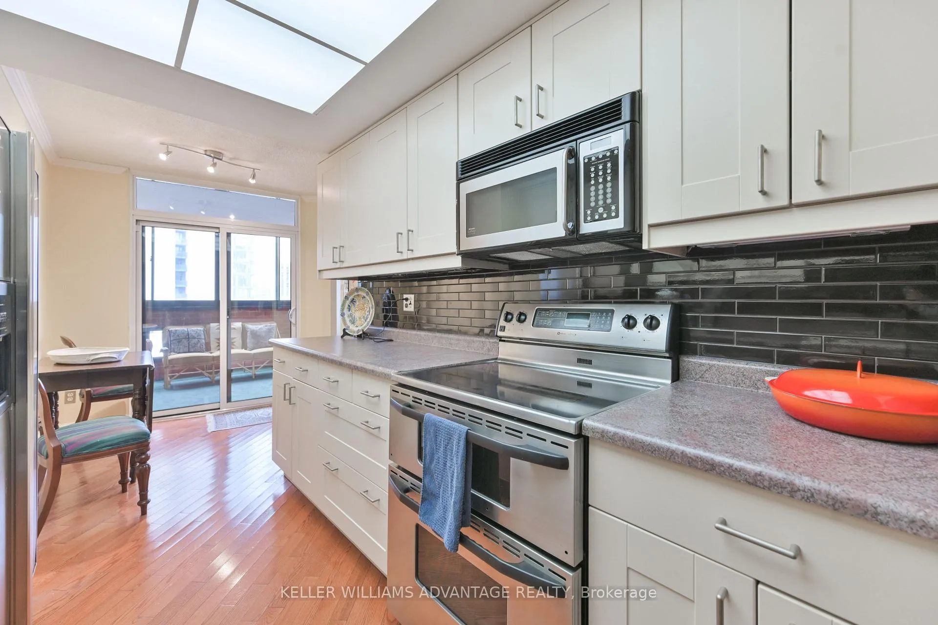 Photo 6 of Unit 803, 55 Wellesley Street E, Toronto, Church-Yonge Corridor — HOMEH