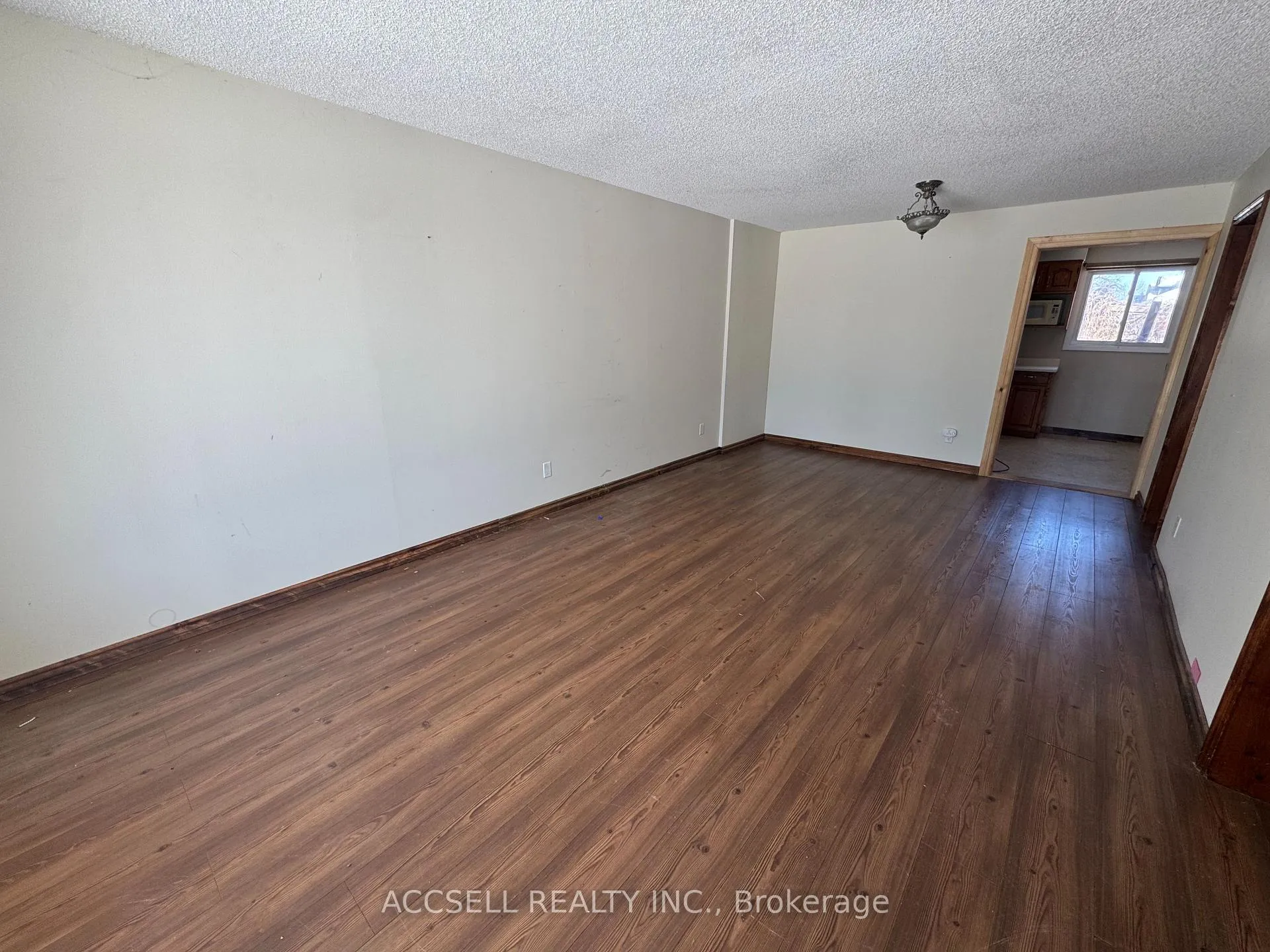 Photo 3 of 187 Toronto Street, Barrie, Queen's Park — HOMEH