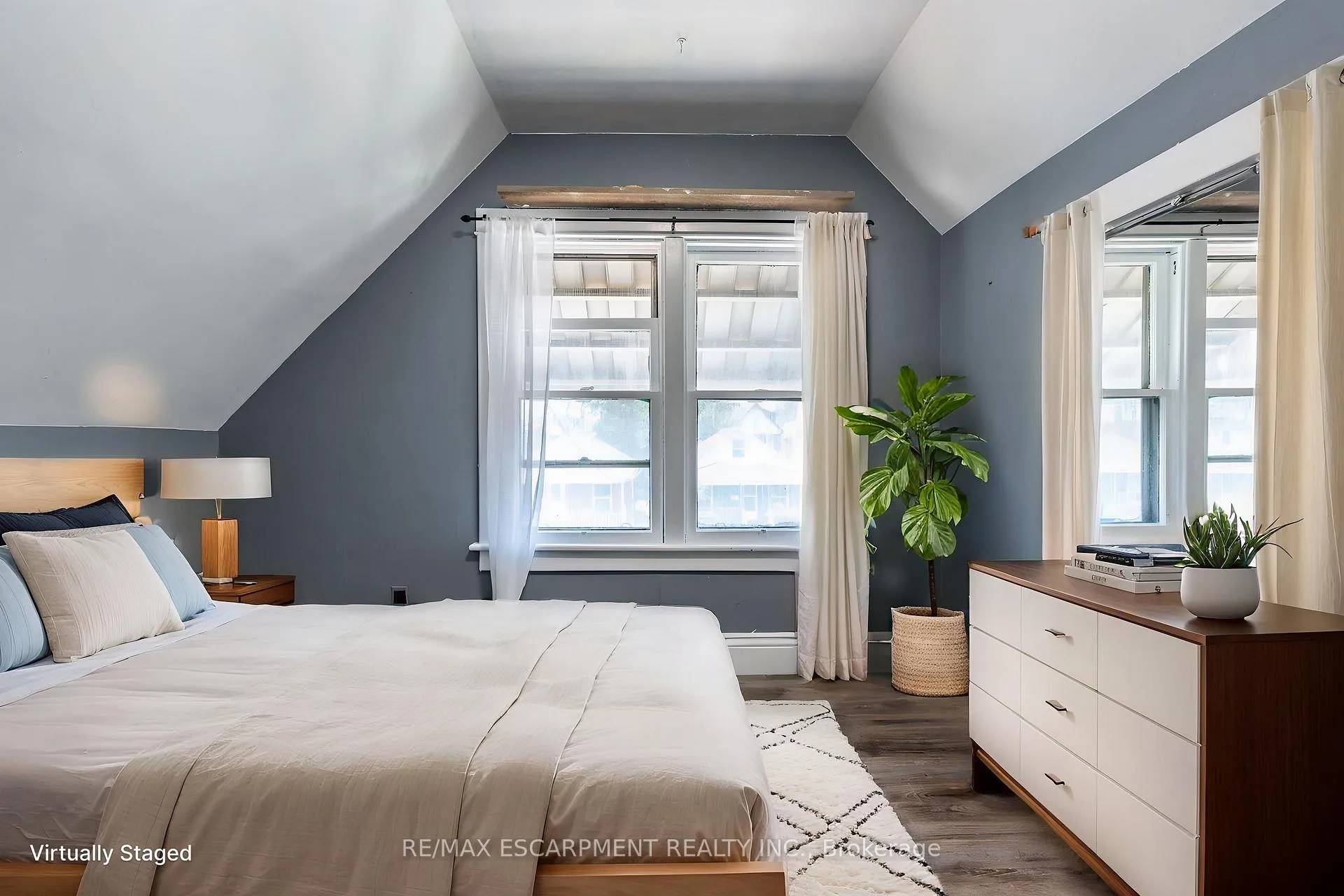 Photo 3 of 52 Connaught Avenue N, Hamilton, Stipley — HOMEH