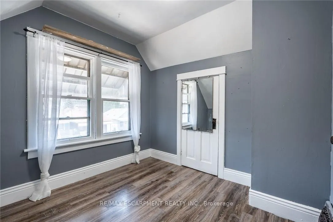 Photo 15 of 52 Connaught Avenue N, Hamilton, Stipley — HOMEH