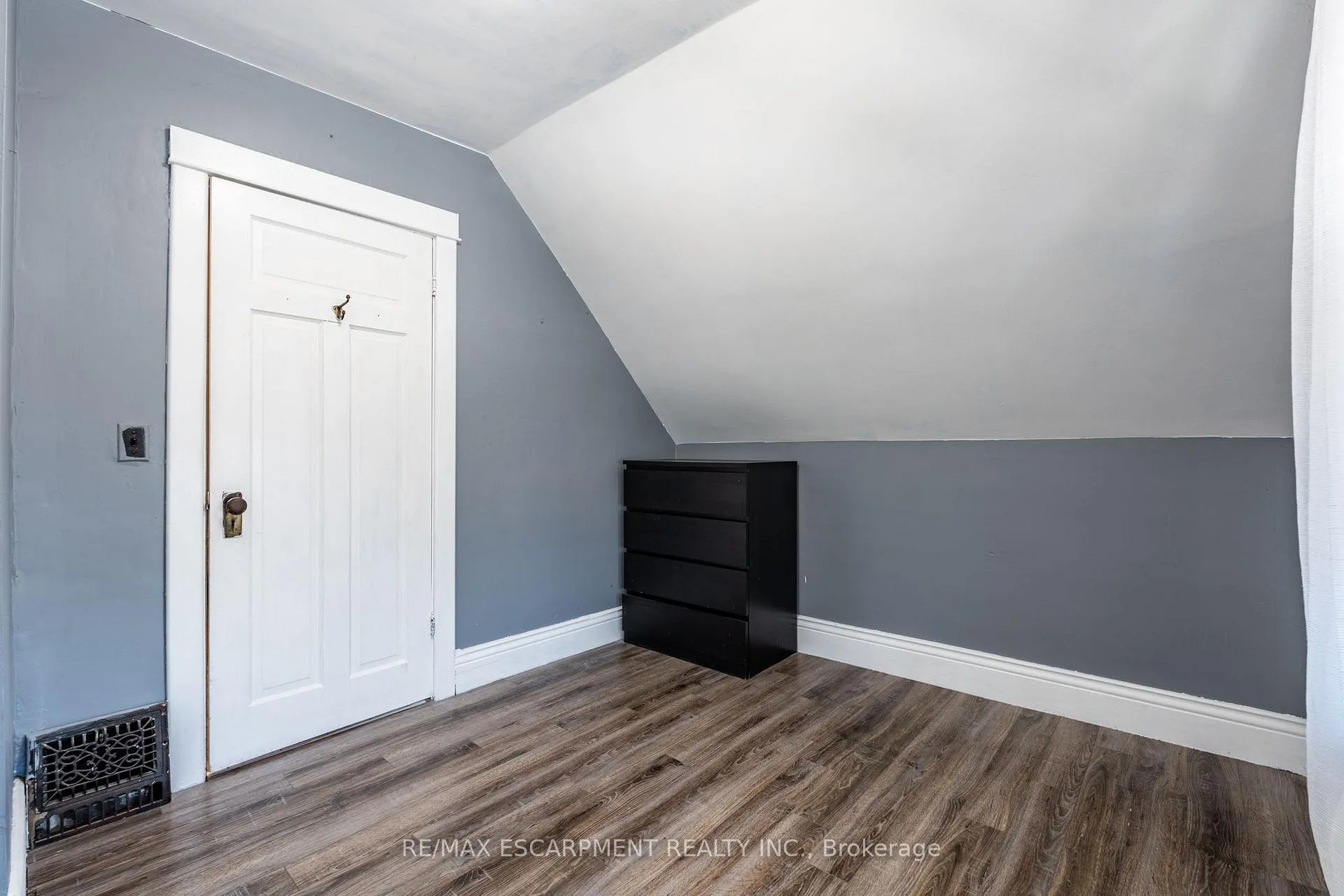 Photo 16 of 52 Connaught Avenue N, Hamilton, Stipley — HOMEH