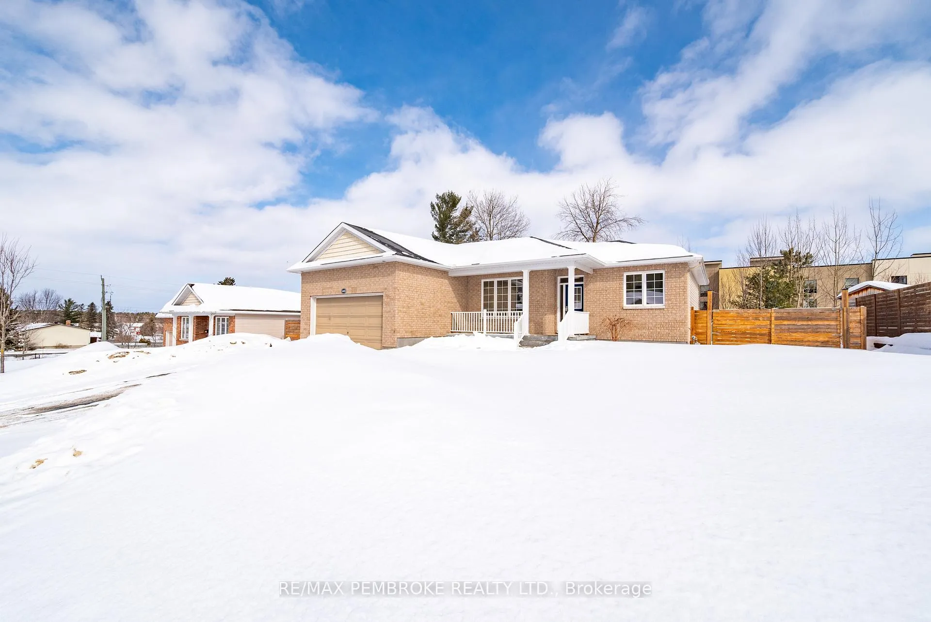 Photo 2 of 1005 Butler Boulevard, Petawawa — HOMEH