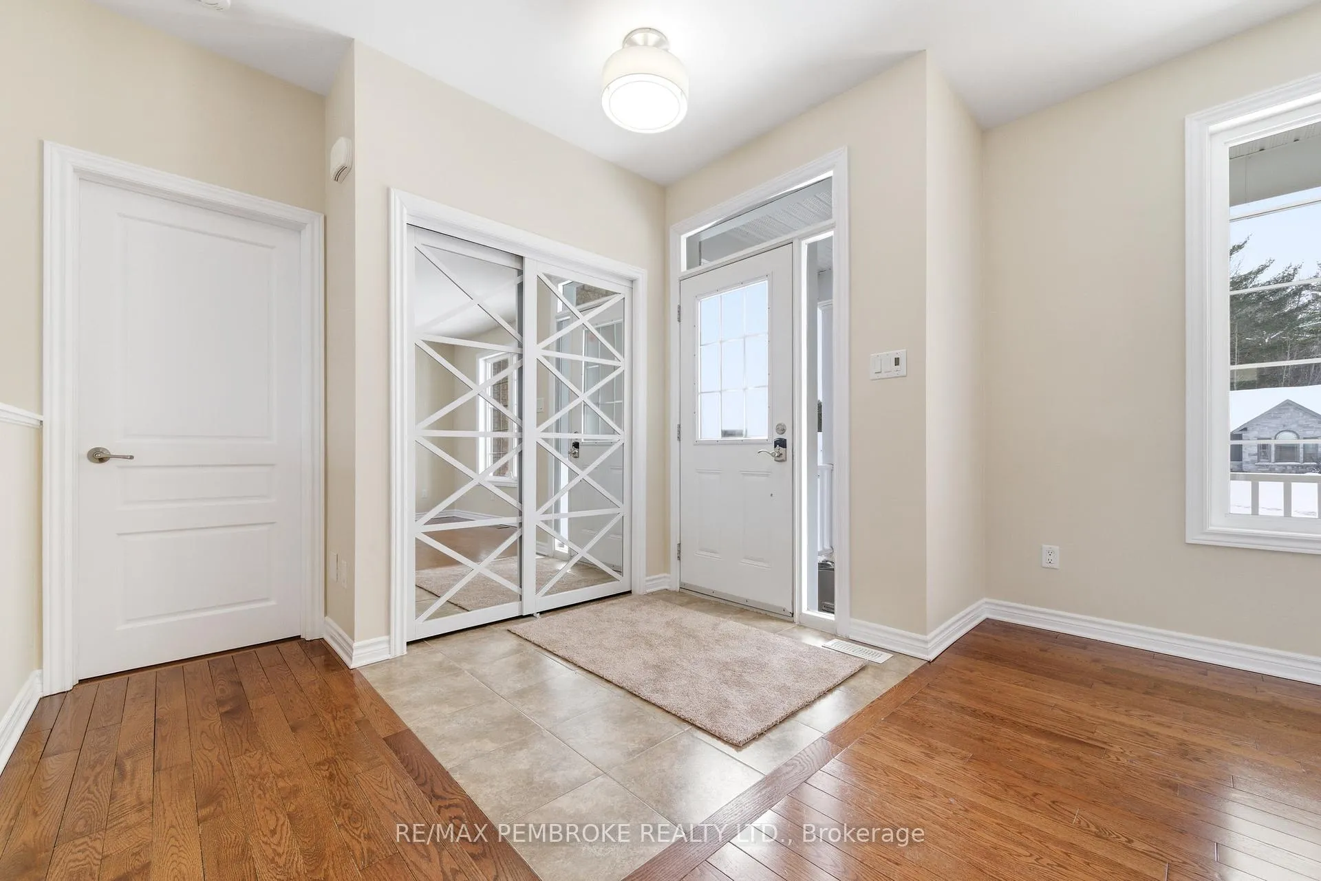 Photo 3 of 1005 Butler Boulevard, Petawawa — HOMEH