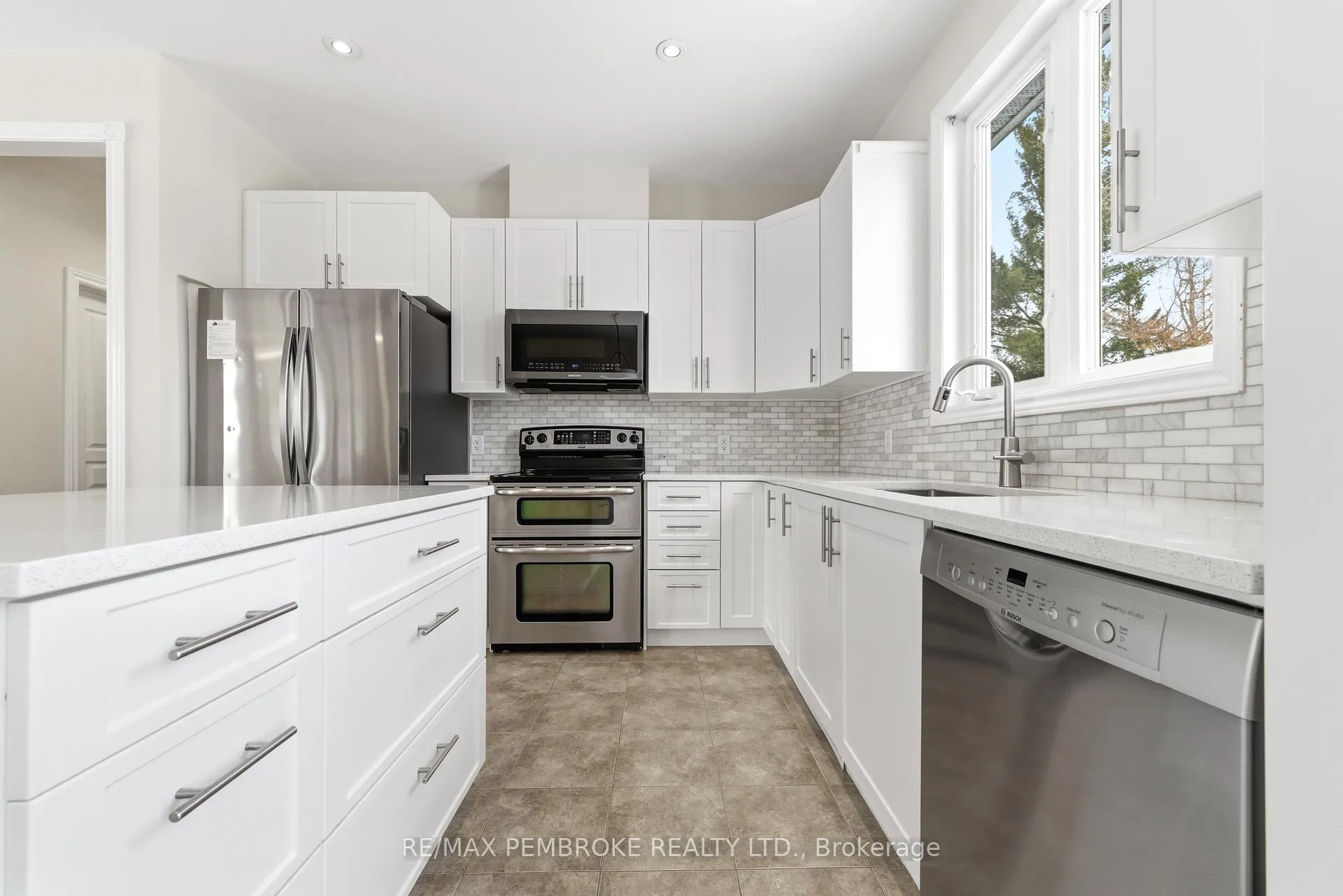 Photo 8 of 1005 Butler Boulevard, Petawawa — HOMEH