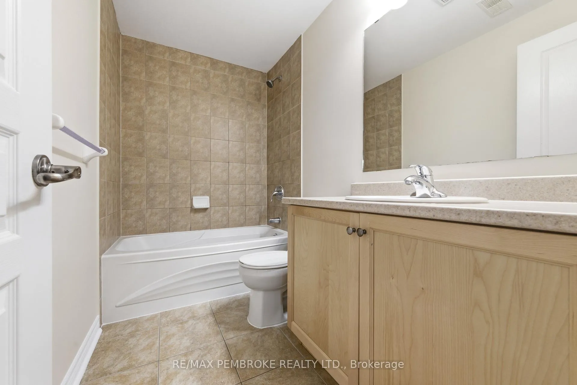 Photo 24 of 1005 Butler Boulevard, Petawawa — HOMEH