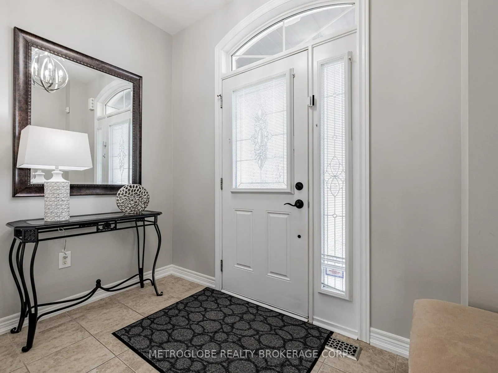 Photo 3 of 26 Spruce Pine Crescent, Vaughan, Patterson — HOMEH