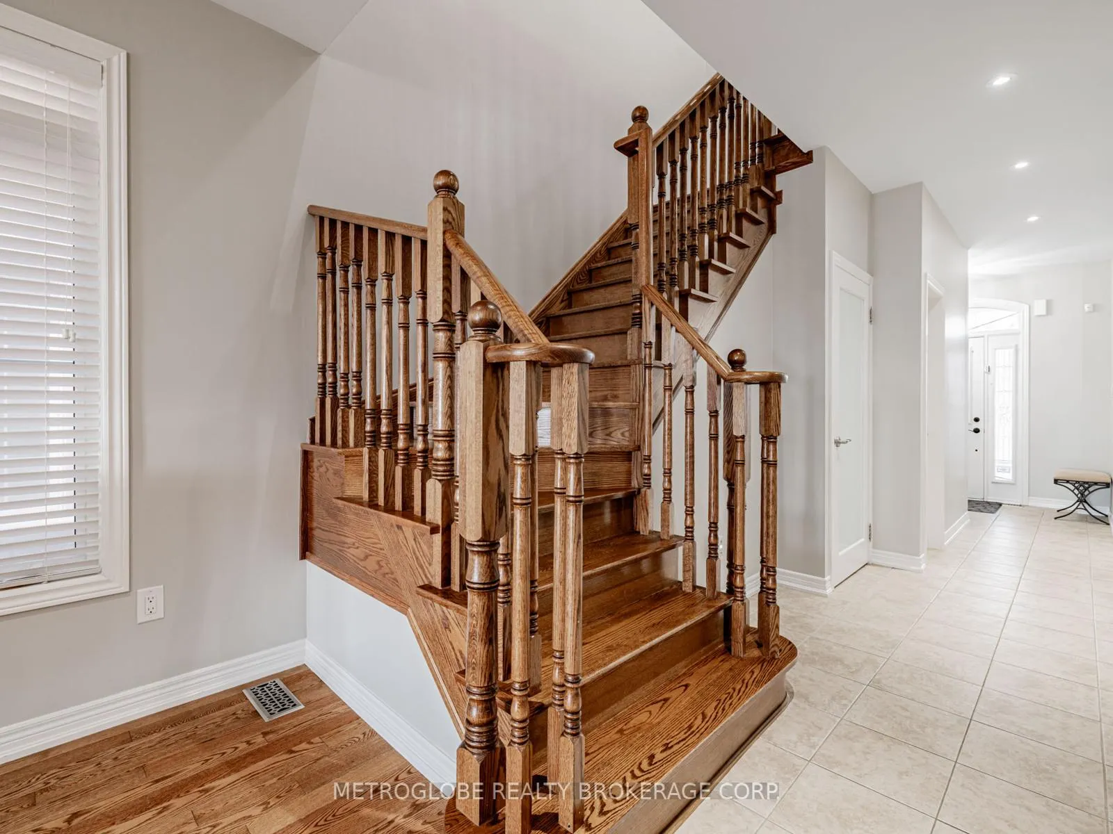Photo 4 of 26 Spruce Pine Crescent, Vaughan, Patterson — HOMEH