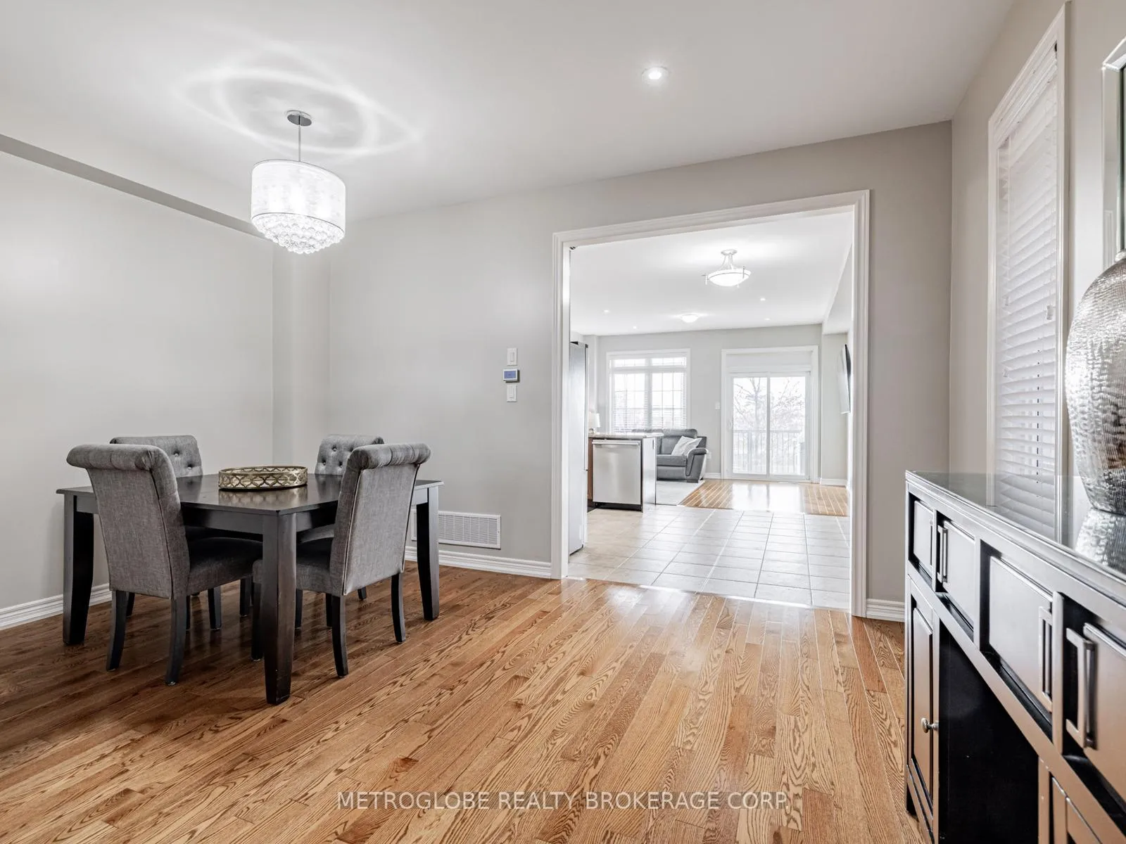Photo 5 of 26 Spruce Pine Crescent, Vaughan, Patterson — HOMEH