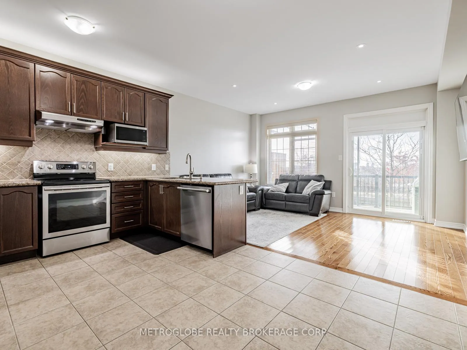 Photo 8 of 26 Spruce Pine Crescent, Vaughan, Patterson — HOMEH